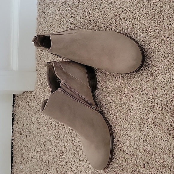 Never worn Arizona booties - Picture 1 of 2